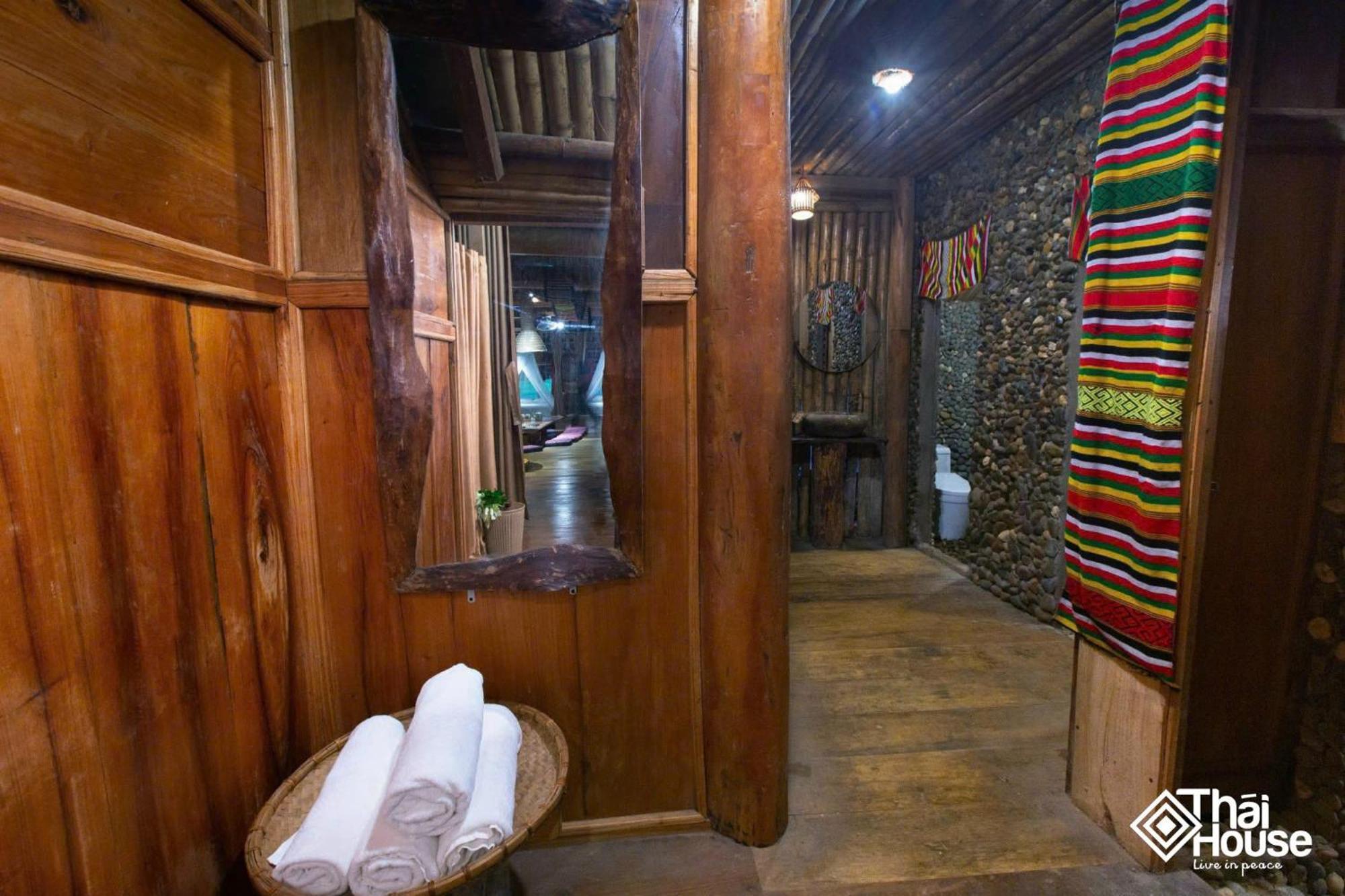 Thai House Pu Luong - Century Old Stilt House With Terrace Views Huong Ba Thuoc ภายนอก รูปภาพ