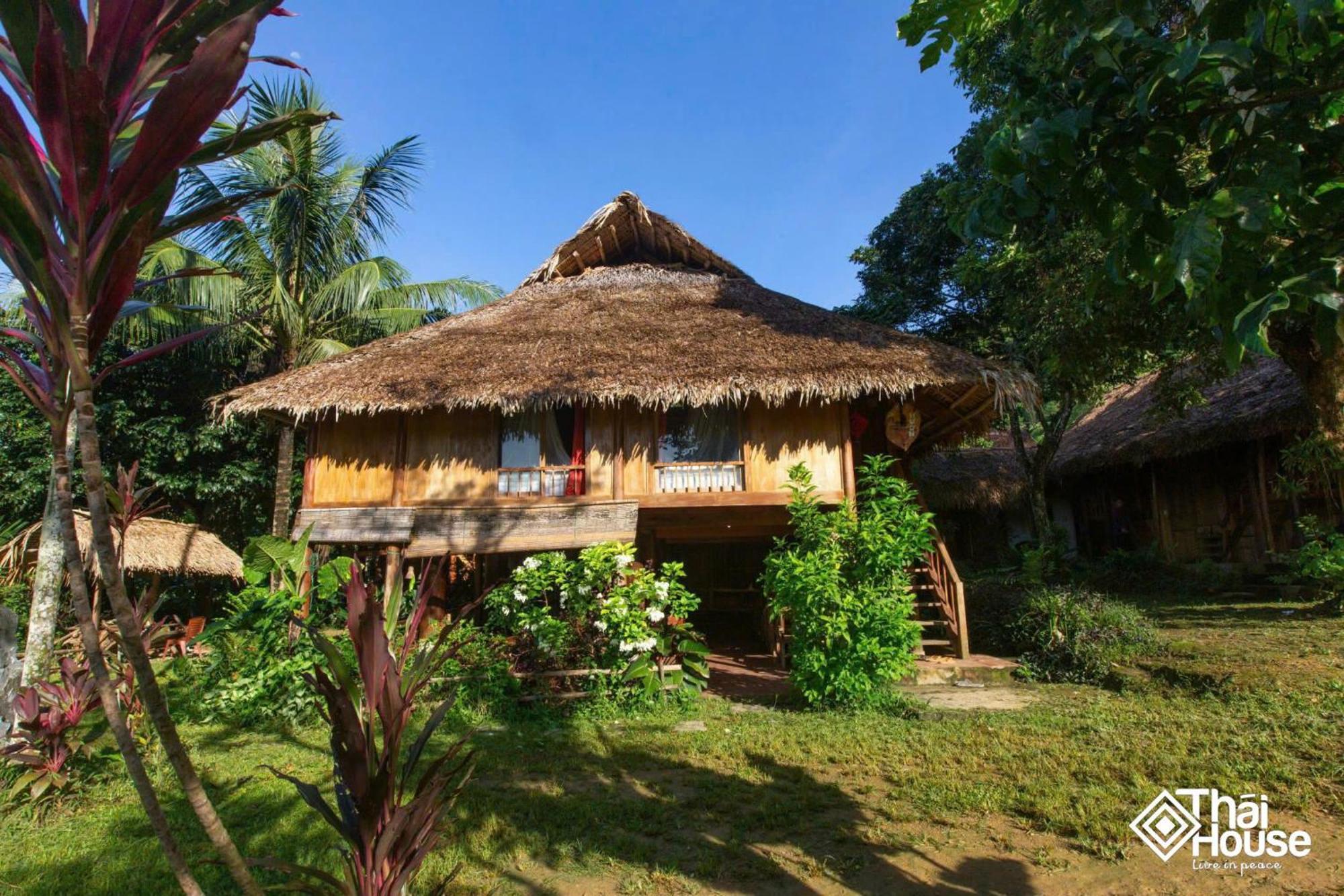Thai House Pu Luong - Century Old Stilt House With Terrace Views Huong Ba Thuoc ภายนอก รูปภาพ